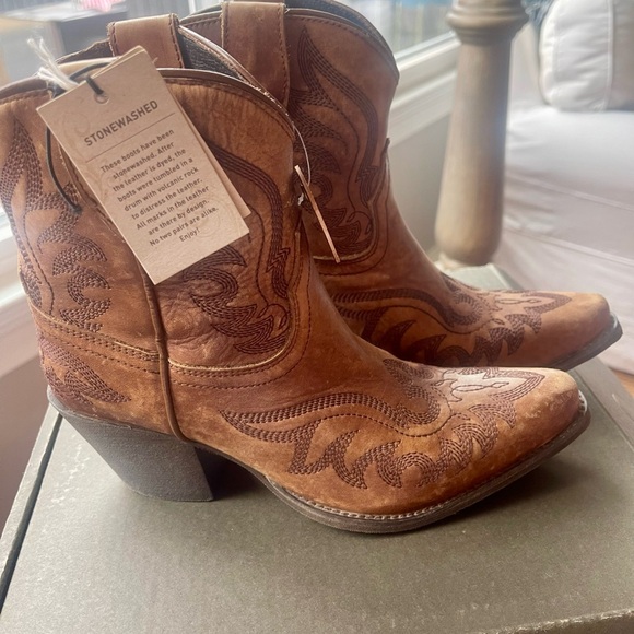 Ariat Tan Leather Western Boots - Picture 3 of 5